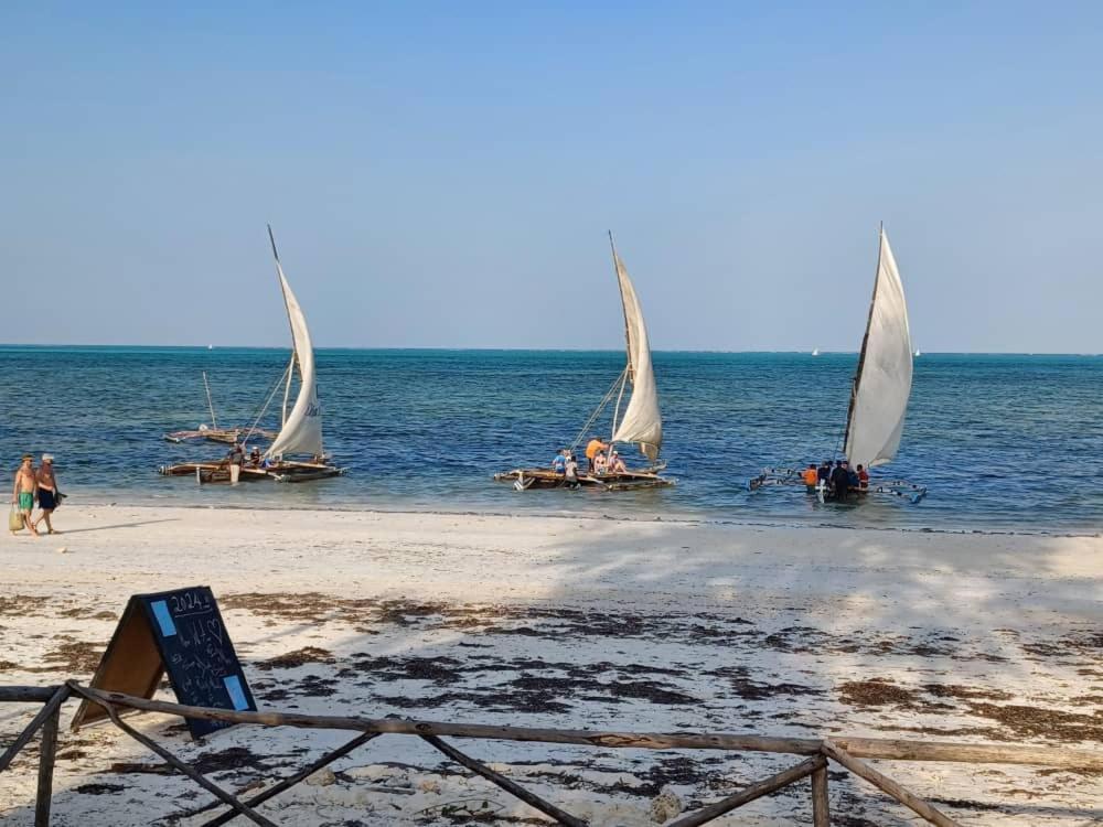 Driftwood Beach Lodge จัมเบียนี ภายนอก รูปภาพ