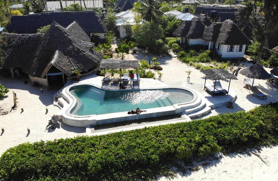 Driftwood Beach Lodge จัมเบียนี ภายนอก รูปภาพ